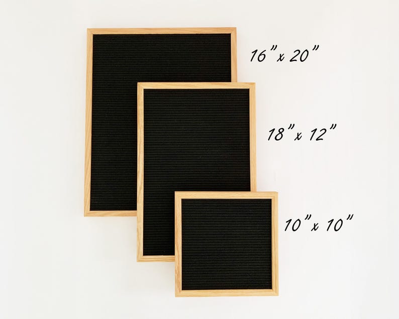 K&ouml;nnte beinhalten: Drei Buchstaben-Tafeln mit Holzrahmen in verschiedenen Gr&ouml;&szlig;en. Die gr&ouml;&szlig;te Tafel ist 16 Zoll mal 20 Zoll, die mittlere Tafel ist 18 Zoll mal 12 Zoll und die kleinste Tafel ist 10 Zoll mal 10 Zoll.