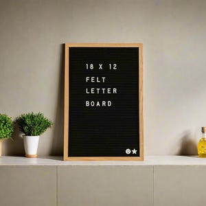 K&ouml;nnte beinhalten: Ein schwarzes Filz-Buchstabenbrett mit einem Holzrahmen. Das Brett ist 45,7 cm x 30,5 cm gro&szlig; und tr&auml;gt die Aufschrift "Felt Letter Board".