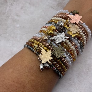 Pulsera elástica de cuentas de vidrio otoñales. Pulsera de cuentas otoñales. Pulsera artesanal de hoja de arce. Pulsera con dije de bellota. Pulsera de piña.