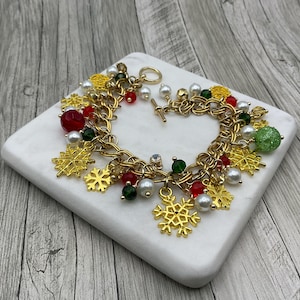 Snowflakes multi charm Christmas chain bracelet golden tone. Snowflake bracelet. Festive bracelet. Holiday bracelet. Perfect Christmas gift