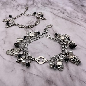 Halloween skull charm silver tone chain bracelet. Skull and bones charm bracelet. Spooky bracelet. Gothic Halloween black & white bracelet