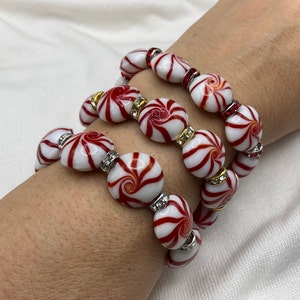 Christmas Peppermint Candy cane beaded stretch bracelet. Handmade beaded stretchy bracelet, white & red glass bead. Perfect Christmas gift