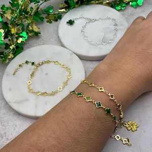 St. Patrick’s Day golden link chain bracelet. Golden tone shamrock/heart or horseshoe/shamrock connector. 4Leaf clover pendant. Irish charms