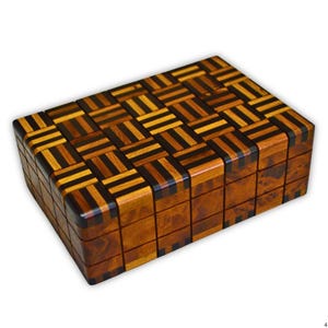 Könnte beinhalten: Eine rechteckige Holzschatulle mit einem komplexen geometrischen Muster auf dem Deckel, das aus abwechselnden hellen und dunklen Holzstreifen besteht. Die Seiten der Schatulle zeigen eine reiche Maserung mit polierter Oberfläche und dunklen Akzenten.