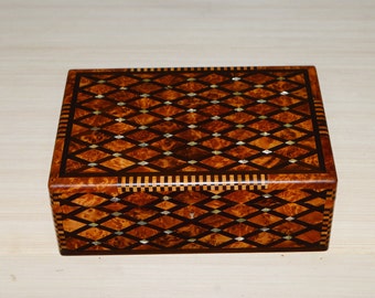 Joyero de madera de tuya hecho a mano con incrustaciones de nácar