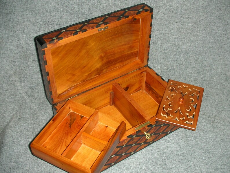 Thuya Wood Jewellery Box Inlaid With Mother Of Pearl Hand-made in Morocco 