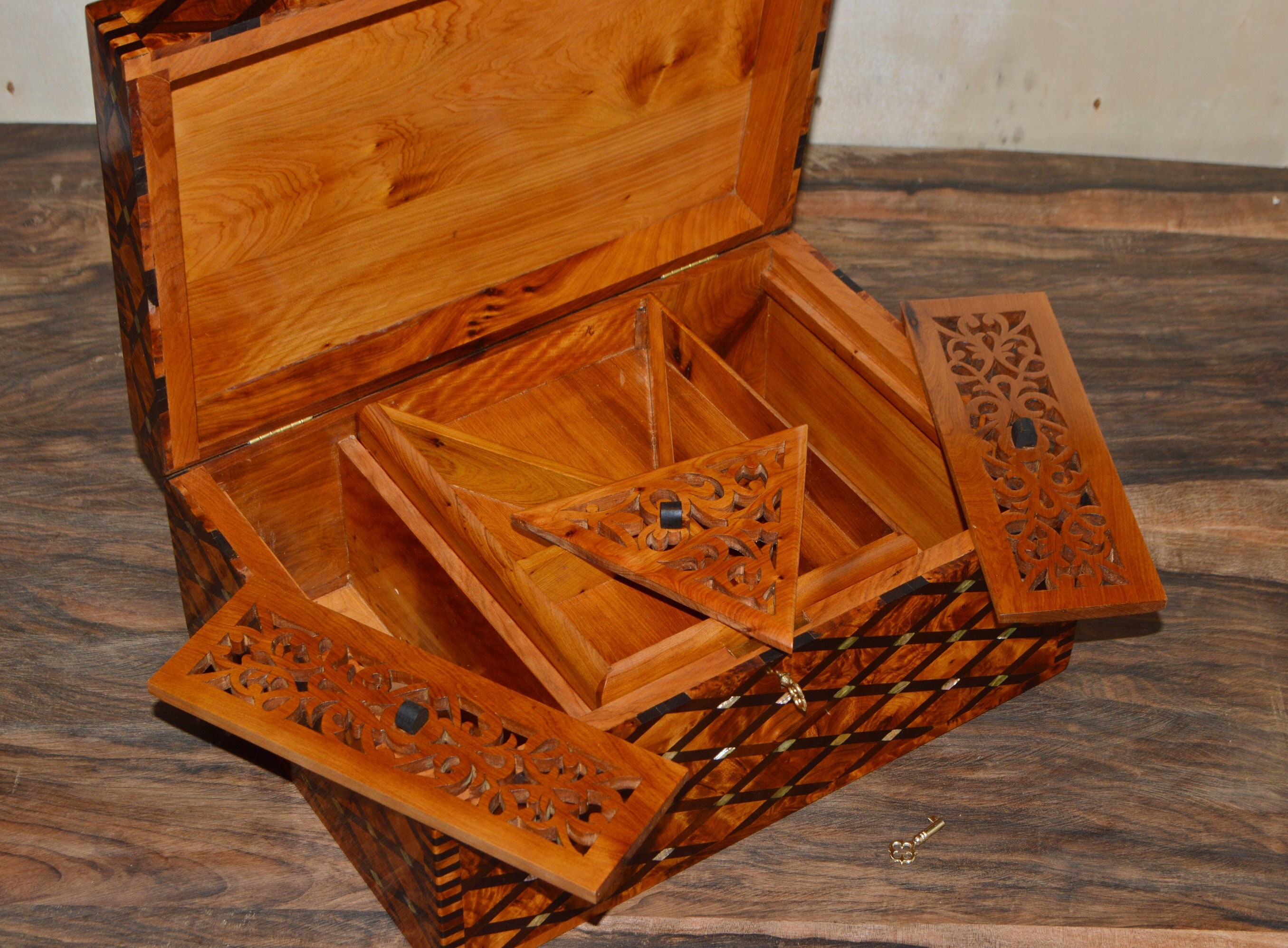 象嵌細工のマザーオブパールジュエリーボックス：ツヤウッドの鍵付き