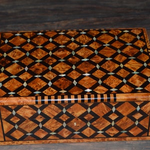 Juwelenkistje van Thuya hout ingelegd met parelmoer, handgemaakt in Marokko
