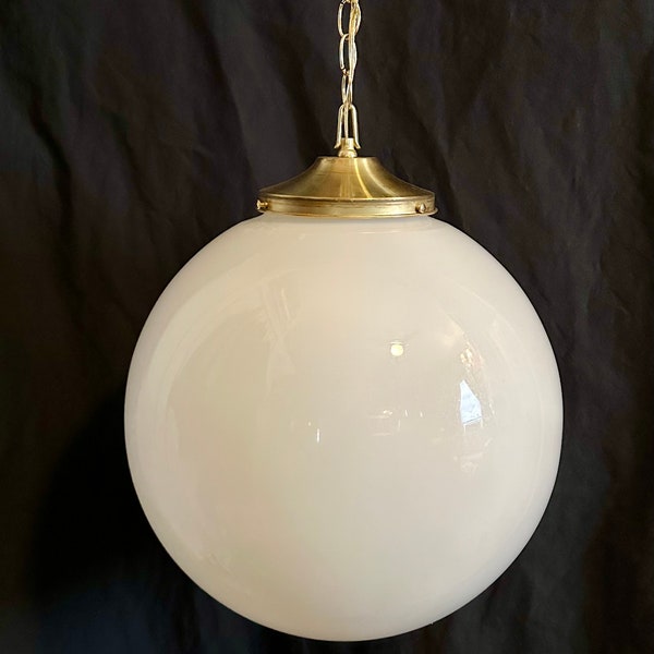 très grande suspension vintage globe en verre laiteux ~ globe en verre de 16 pouces de diamètre avec nouveau luminaire en laiton ~ globe classique du milieu du siècle