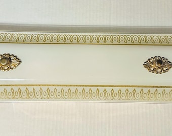 Lámpara de baño Kichler vintage: Aplique de pared blanco y dorado de los años 70, nuevo, procedente de antiguo stock. Enchufe incluido.