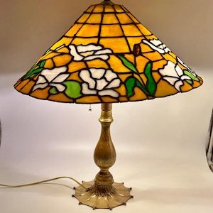 Stained glass Tiffany-style table lamp ~ 22” tall ~ Arts & Crafts-style leaded stained glass water lily lampshade w webbed foot base