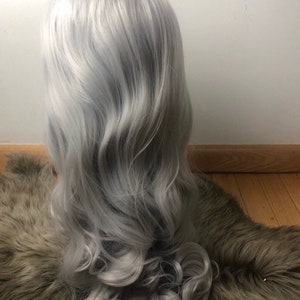 Storm Silver Grey 26 Curly Wavy Lace Front WigNWT image 9