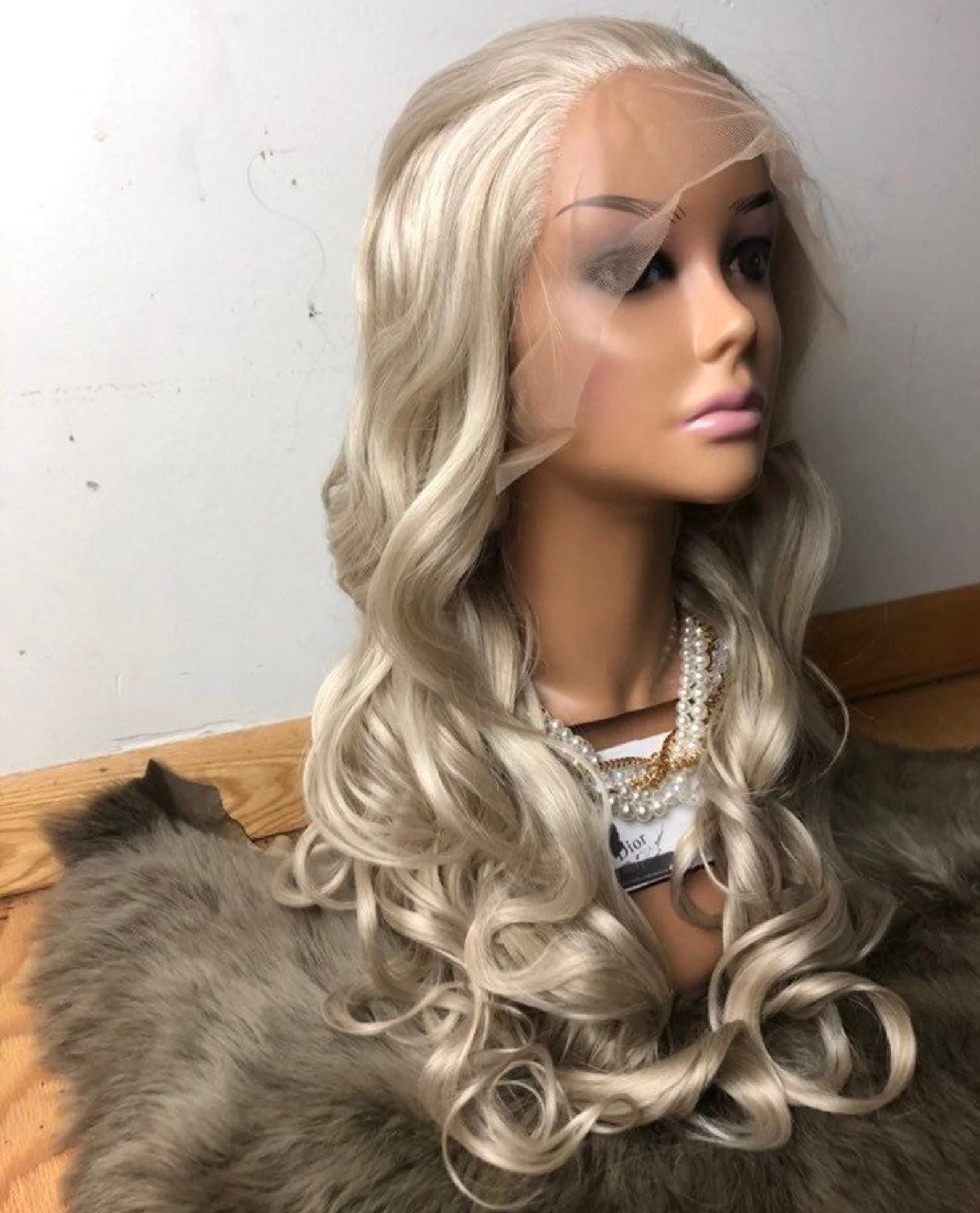 Perruque Courte Femme Blonde Doré 'Alicia' - Longueur 35cm - Synthétique Lisse Avec Frange - Taille Moyenne
