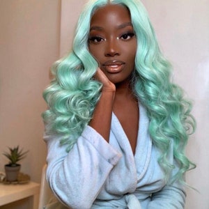 22” Green Body Wavy Lace Front Wig *NEW*