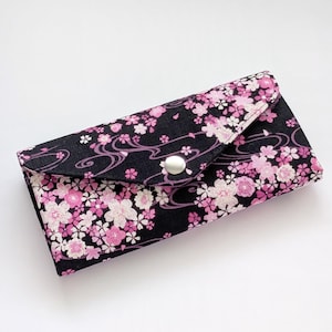 Cartera larga con estampado floral japonés / Flor de cerezo rosa sobre fondo negro