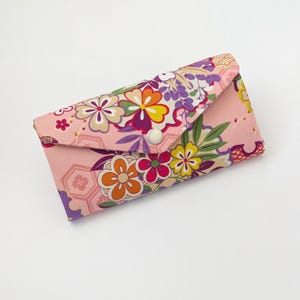 Cartera floral japonesa: flor de sakura y glicina sobre melocotón. Un regalo hecho a mano para ella.