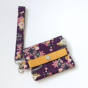 Cartera floral japonesa: minicartera morada con peonía y flor de ciruelo, monedero pequeño de muñeca, regalo hecho a mano para ella.