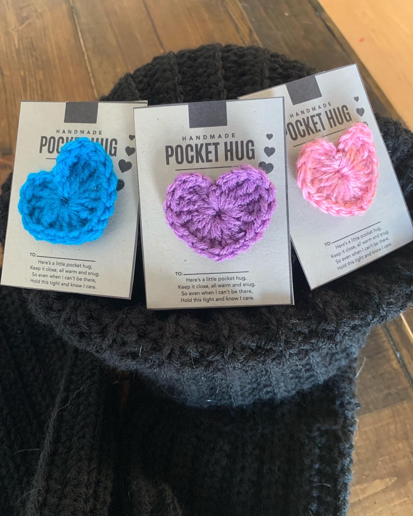 Pocket Hug Heart, Multiple Colour Choices. Crochet. -  UK  Adornos de  ganchillo, Tarjetas de cumpleaños hechas a mano, Manualidades