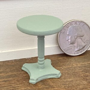 Bijzettafel op schaal 1:24, bijzettafel op halve schaal, miniatuur bijzettafeltje, groene bijzettafel, sokkeltafel, rond, bijzettafeltje, poppenhuistafel