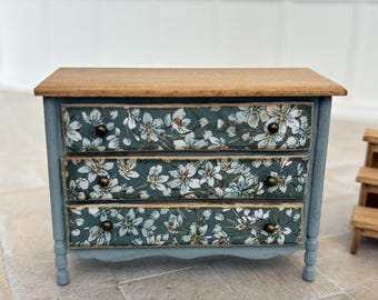 Cómoda miniatura hecha a mano, escala 1:24, muebles azules para casa de muñecas.