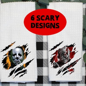 Può includere: Due asciugamani da cucina bianchi con un design strappato e sanguinante con personaggi di film horror. Il testo "6 SCARY DESIGNS" è stampato in rosso sull'asciugamano superiore.