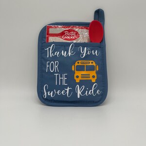 Puede incluir: Manopla de horno azul con un gr&aacute;fico de autob&uacute;s escolar amarillo y el texto "Thank You For The Sweet Ride".