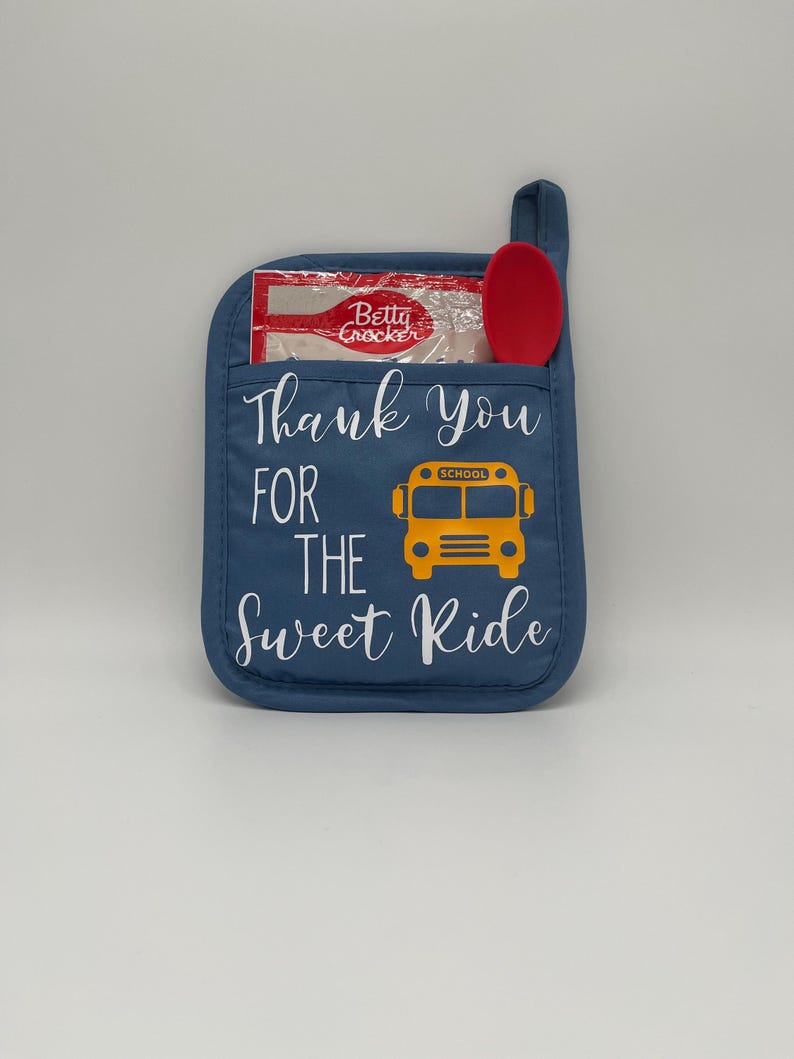 Puede incluir: Manopla de horno azul con un gr&aacute;fico de autob&uacute;s escolar amarillo y el texto "Thank You For The Sweet Ride".