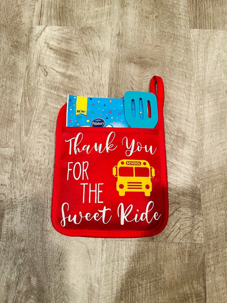 Puede incluir: Manopla de horno roja con un gr&aacute;fico de autob&uacute;s escolar amarillo y el texto "Thank You For The Sweet Ride".
