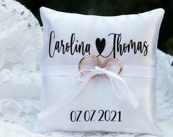 Coussin porteur d'alliances personnalisé en satin blanc, coussin pour alliances avec nom et date, coussin pour alliances d'été