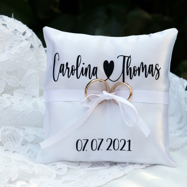 Coussin porteur d'alliances personnalisé en satin blanc, coussin pour alliances avec nom et date, coussin pour alliances d'été