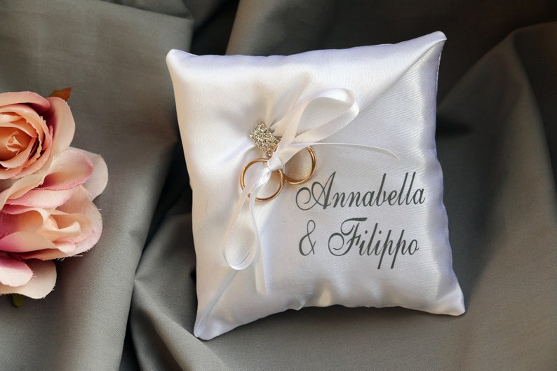 Almohada portadora de anillo de boda personalizada en satén blanco, almohada portadora de anillo de nombre, almohada de anillo elegante, almohada de anillo de nombre personalizado imagen 7