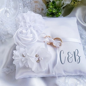cuscino portafedi con Iniziali in raso bianco, cuscino portafedi personalizzato, cuscino fedi floreale, regalo per gli sposi, immagine 9