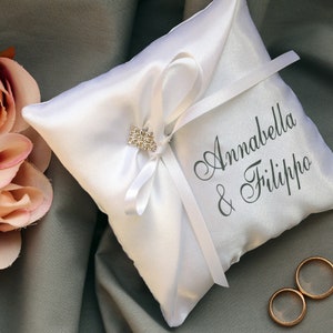Almohada portadora de anillo de boda personalizada en satén blanco, almohada portadora de anillo de nombre, almohada de anillo elegante, almohada de anillo de nombre personalizado imagen 3