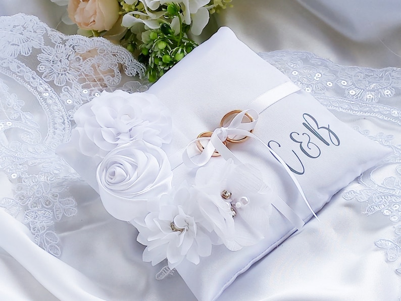 cuscino portafedi con Iniziali in raso bianco, cuscino portafedi personalizzato, cuscino fedi floreale, regalo per gli sposi, immagine 5