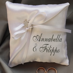 Almohada portadora de anillo de boda personalizada en satén blanco, almohada portadora de anillo de nombre, almohada de anillo elegante, almohada de anillo de nombre personalizado imagen 5