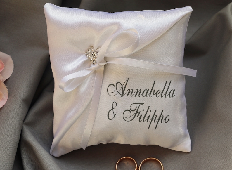Almohada portadora de anillo de boda personalizada en satén blanco, almohada portadora de anillo de nombre, almohada de anillo elegante, almohada de anillo de nombre personalizado imagen 5