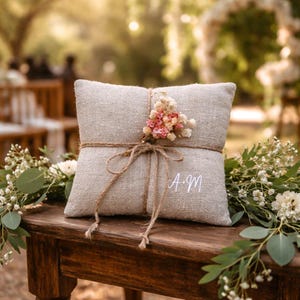 Linnen ringkussen, gedroogde bloemen, ringkussen met initialen, boho bruiloftsdecoratie