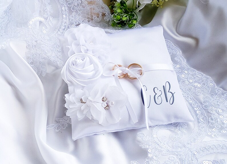 cuscino portafedi con Iniziali in raso bianco, cuscino portafedi personalizzato, cuscino fedi floreale, regalo per gli sposi, immagine 7