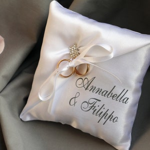 Personalisiertes Trauring Kissen, Ringkissen mit Namen, elegantes Ringkissen aus Satin, Strass Ringkissen Hochzeit Bild 1