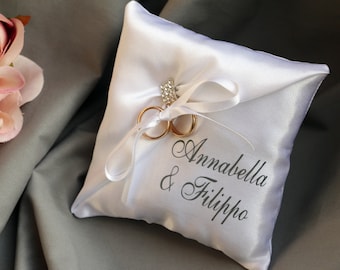 Elegante cuscino portafedi personalizzato, cuscino portafedi in raso bianco con i nomi, cuscino portafedi con strass, regalo per gli sposi,