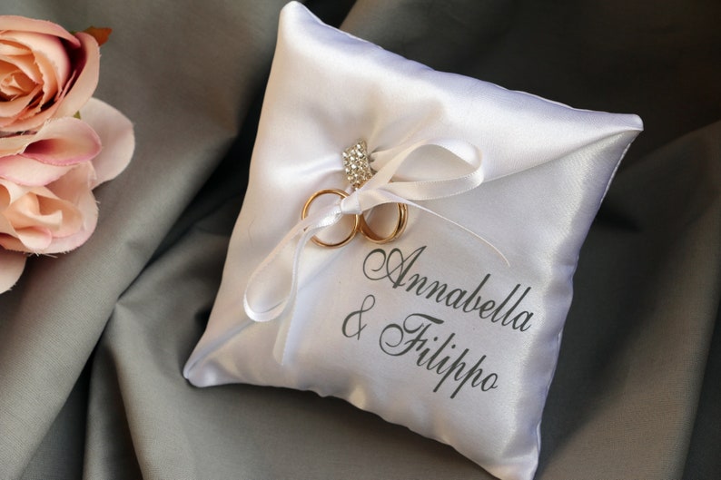 Almohada portadora de anillo de boda personalizada en satén blanco, almohada portadora de anillo de nombre, almohada de anillo elegante, almohada de anillo de nombre personalizado imagen 1