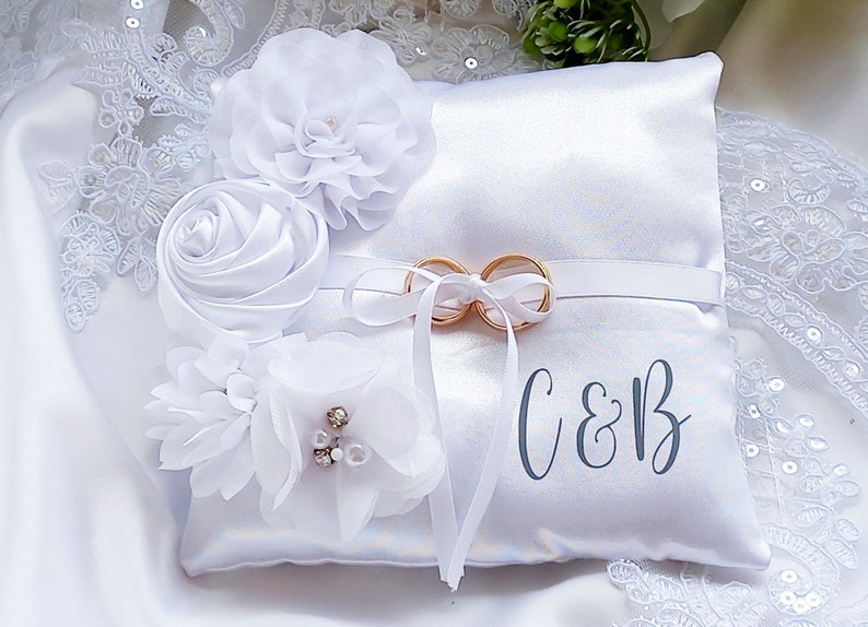 cuscino portafedi con Iniziali in raso bianco, cuscino portafedi personalizzato, cuscino fedi floreale, regalo per gli sposi, immagine 3
