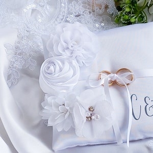 cuscino portafedi con Iniziali in raso bianco, cuscino portafedi personalizzato, cuscino fedi floreale, regalo per gli sposi, immagine 4