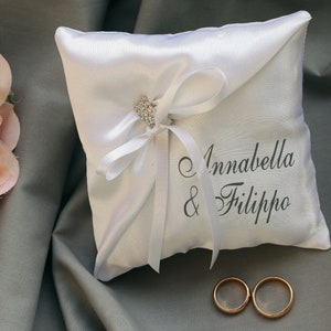 Almohada portadora de anillo de boda personalizada en satén blanco, almohada portadora de anillo de nombre, almohada de anillo elegante, almohada de anillo de nombre personalizado imagen 4