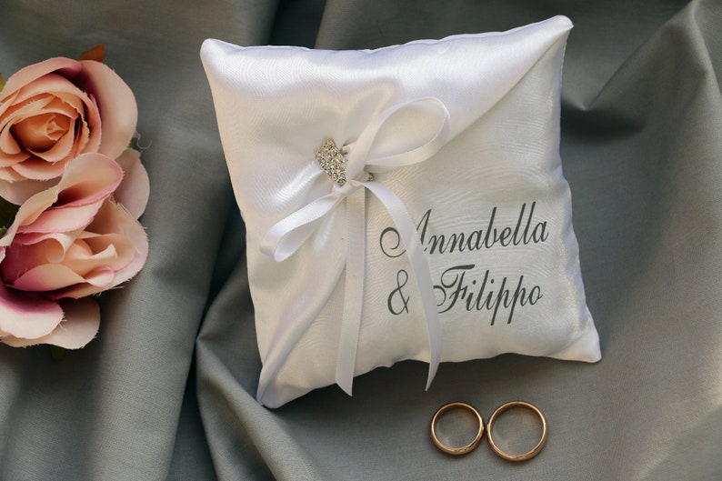 Almohada portadora de anillo de boda personalizada en satén blanco, almohada portadora de anillo de nombre, almohada de anillo elegante, almohada de anillo de nombre personalizado imagen 4