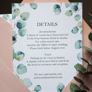 Op de afbeelding: Een witte kaart met groene aquarelbladeren en de tekst "DETAILS" in zwart. De kaart bevat informatie over accommodatie en reizen voor een bruiloft. De tekst luidt: "Een blok kamers is gereserveerd in het Four Seasons Hotel in Austin. Voor een gereduceerd tarief, noem de bruiloft van Miller-Cooper. Boek alstublieft voor 21 augustus. Reizen. Parkeren op onze locatie is beperkt. Er wordt een shuttlebus aangeboden van en naar het hotel voor de ceremonie en de receptie. Voor meer informatie, bezoek audreyandemmettmarry.com"