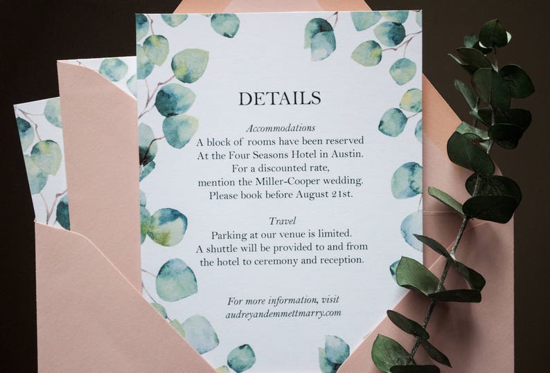 Op de afbeelding: Een witte kaart met groene aquarelbladeren en de tekst "DETAILS" in zwart. De kaart bevat informatie over accommodatie en reizen voor een bruiloft. De tekst luidt: "Een blok kamers is gereserveerd in het Four Seasons Hotel in Austin. Voor een gereduceerd tarief, noem de bruiloft van Miller-Cooper. Boek alstublieft voor 21 augustus. Reizen. Parkeren op onze locatie is beperkt. Er wordt een shuttlebus aangeboden van en naar het hotel voor de ceremonie en de receptie. Voor meer informatie, bezoek audreyandemmettmarry.com"