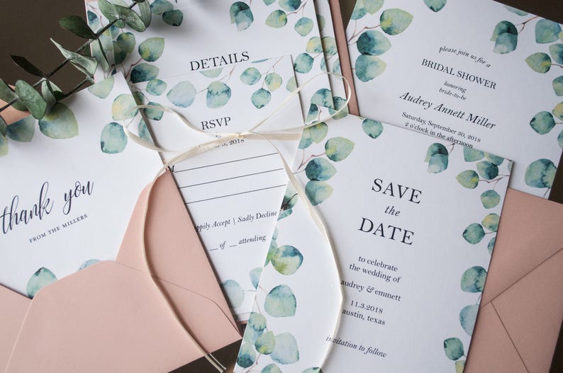 Op de afbeelding: Een set huwelijksstationery met een aquarel eucalyptusontwerp. De kaarten omvatten een save the date, RSVP, details en een bedankkaart. De tekst op de save the date-kaart luidt "Save the Date to celebrate the wedding of Audrey & Emmett 11.3.2018 Austin, Texas Invitation to follow".