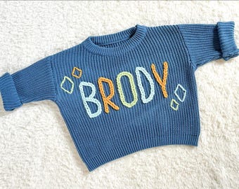Personlig tröja med namn på bebisen | Handbroderad present till nyfödd | Personlig tröja för småbarn och barn
