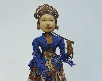 Mädchenpuppe, Handpuppe, Traditionelle Indonesische Kunst - Wayang Gambyong Stabpuppe - Ein Geschenk aus Java von Theater Art Gallery